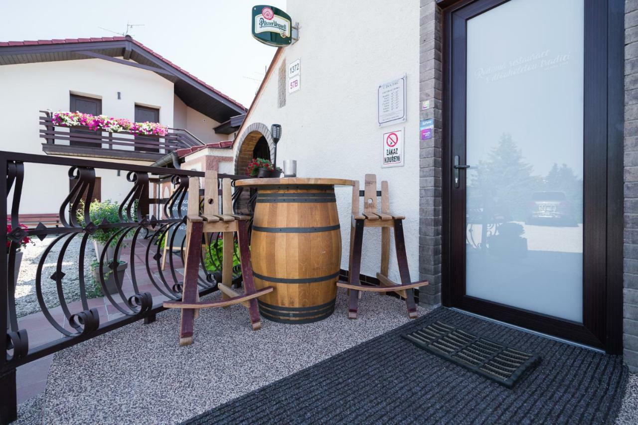 Restaurace A Penzion U Doubku Břeclav Dış mekan fotoğraf